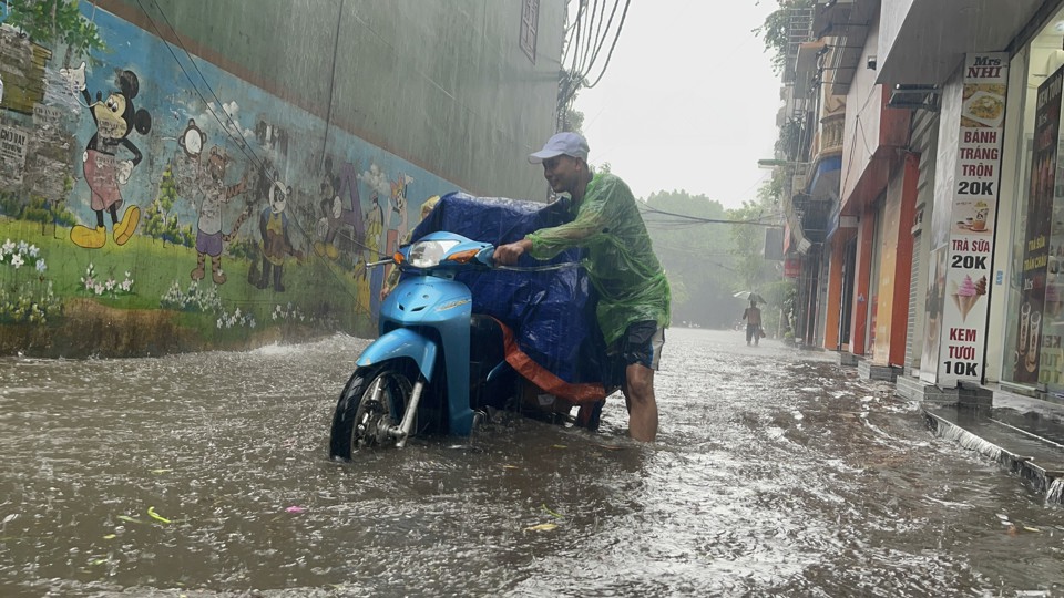 Hà Nội: Người dân bì bõm dắt xe qua điểm ngập sau trận mưa lớn - Ảnh 8