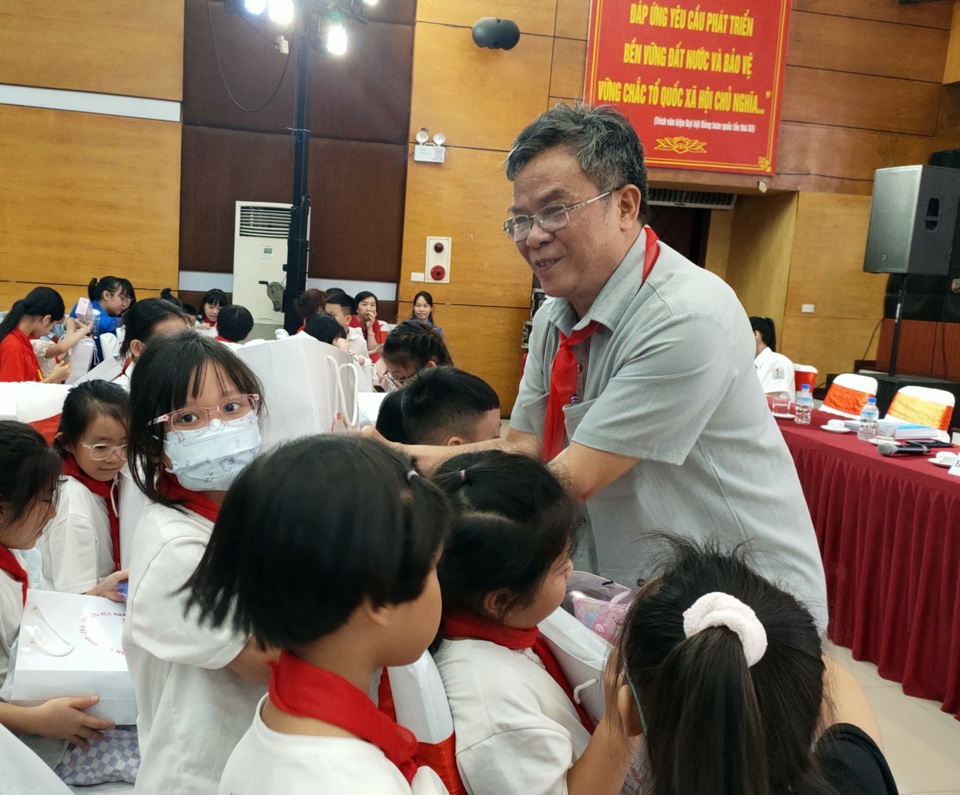 Ph&oacute; Chủ tịch Thường trực Hội Bảo vệ quyền trẻ em Việt Nam Lương Thế Khanh trao qu&agrave; cho trẻ em quận Hai B&agrave; Trưng.