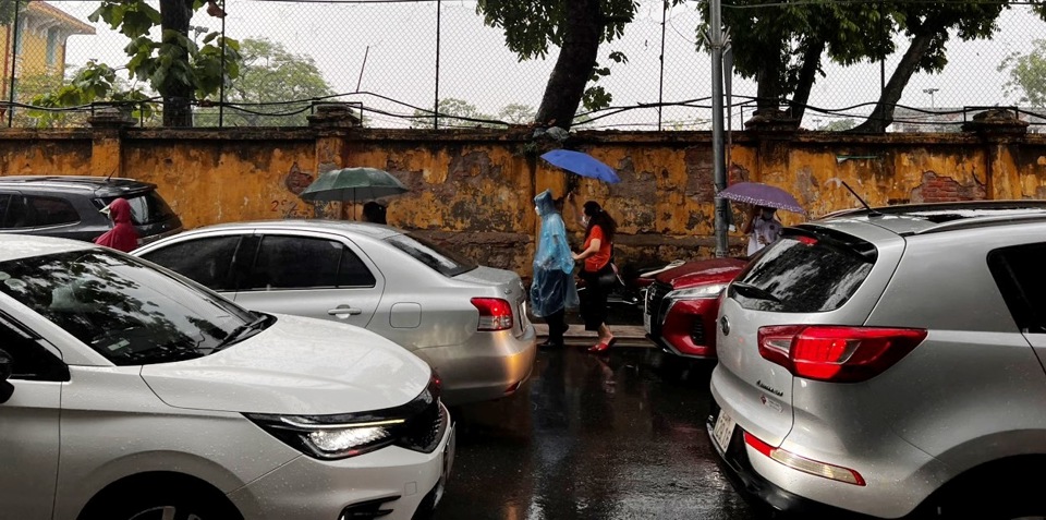 Hà Nội: Phụ huynh vất vả đội mưa đưa con đi thi  - Ảnh 4