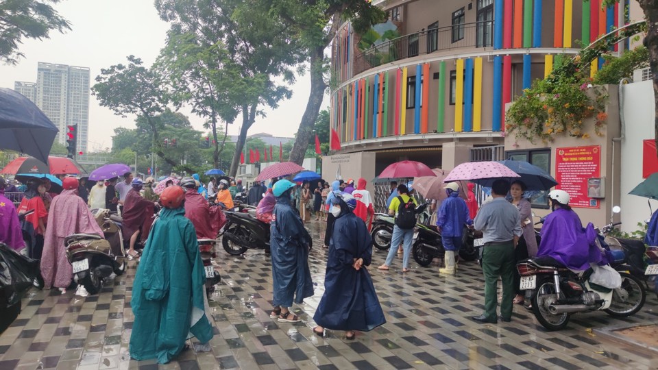 Hà Nội: Phụ huynh vất vả đội mưa đưa con đi thi  - Ảnh 6
