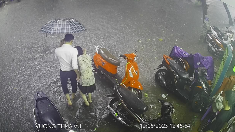 Mưa xối xả ngay giữa trưa, nhiều tuyến phố của Hà Nội ngập sâu - Ảnh 14