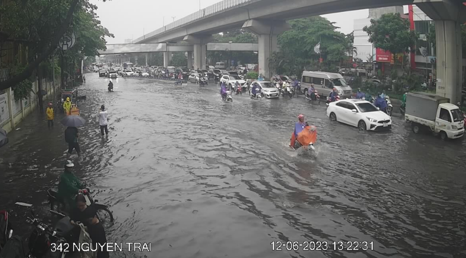 Mưa xối xả ngay giữa trưa, nhiều tuyến phố của Hà Nội ngập sâu - Ảnh 15