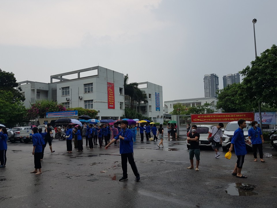 Hà Nội: Phụ huynh vất vả đội mưa đưa con đi thi  - Ảnh 7
