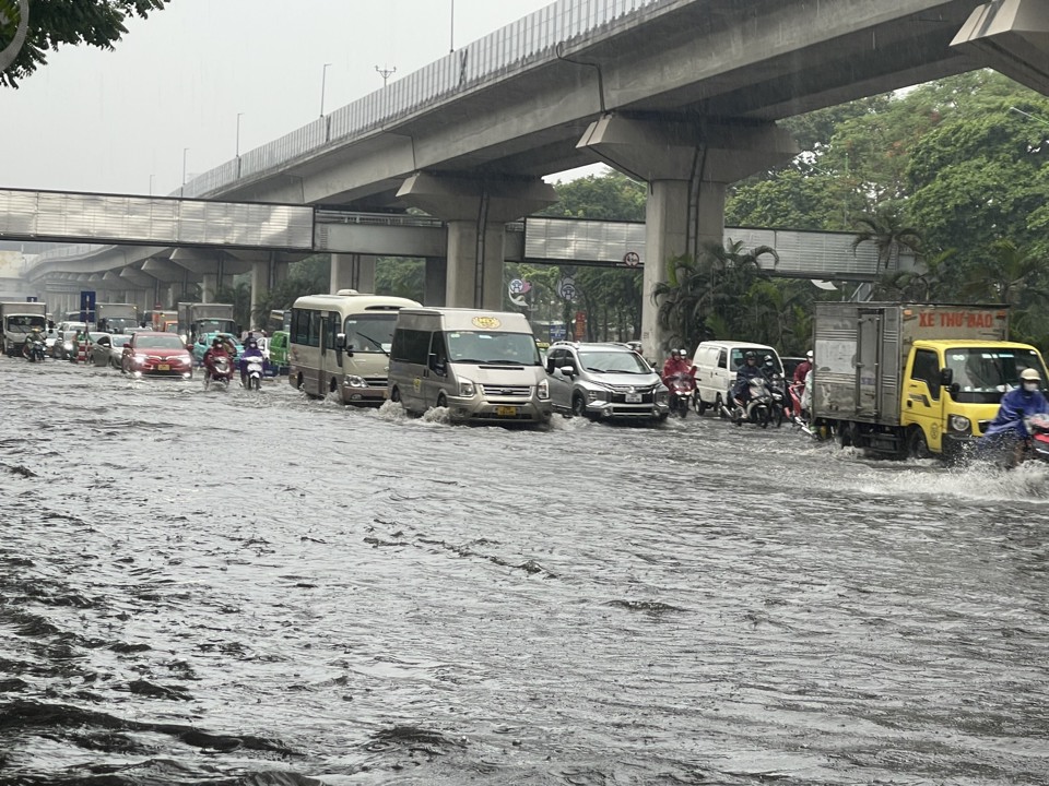 Hà Nội: Người dân bì bõm dắt xe qua điểm ngập sau trận mưa lớn - Ảnh 2