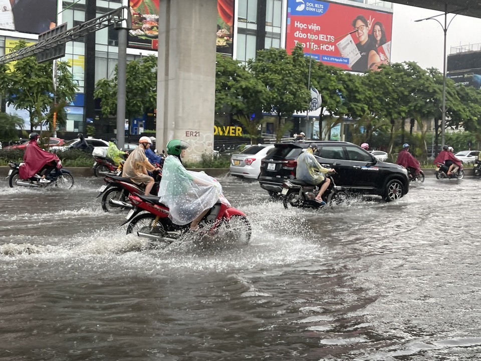 Hà Nội: Người dân bì bõm dắt xe qua điểm ngập sau trận mưa lớn - Ảnh 3