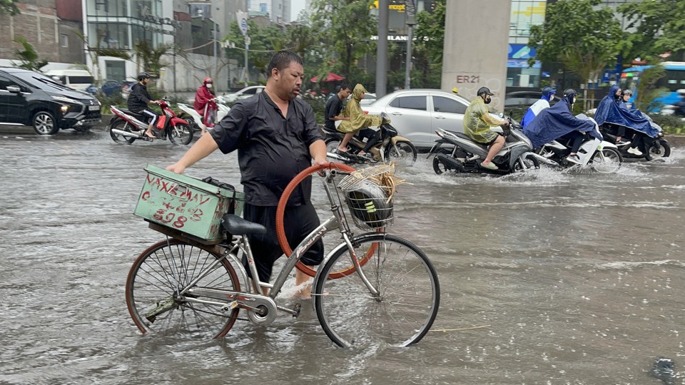 Hà Nội: Người dân bì bõm dắt xe qua điểm ngập sau trận mưa lớn - Ảnh 4