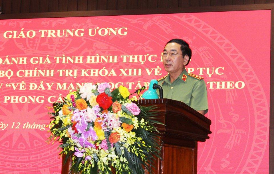 Thứ trưởng Bộ C&ocirc;ng an, Thượng tướng Trần Quốc Tỏ tr&igrave;nh b&agrave;y tham luận tại hội nghị