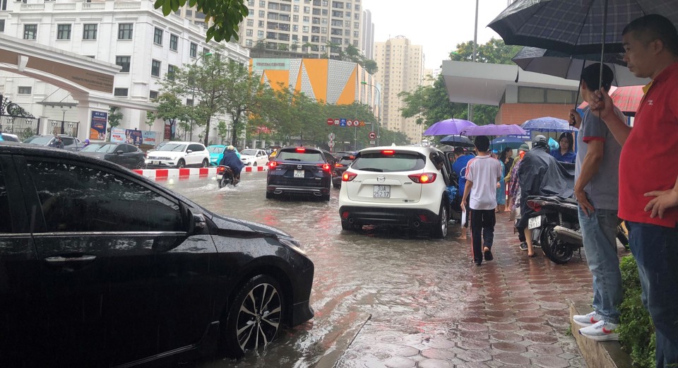 Hà Nội: Phụ huynh vất vả đội mưa đưa con đi thi  - Ảnh 5