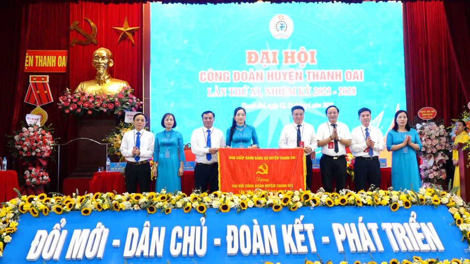 Ban Chấp h&agrave;nh Đảng bộ huyện Thanh Oai trao tặng Đại hội bức trướng "Đổi mới &ndash; D&acirc;n chủ - Đo&agrave;n kết &ndash; Ph&aacute;t triển".