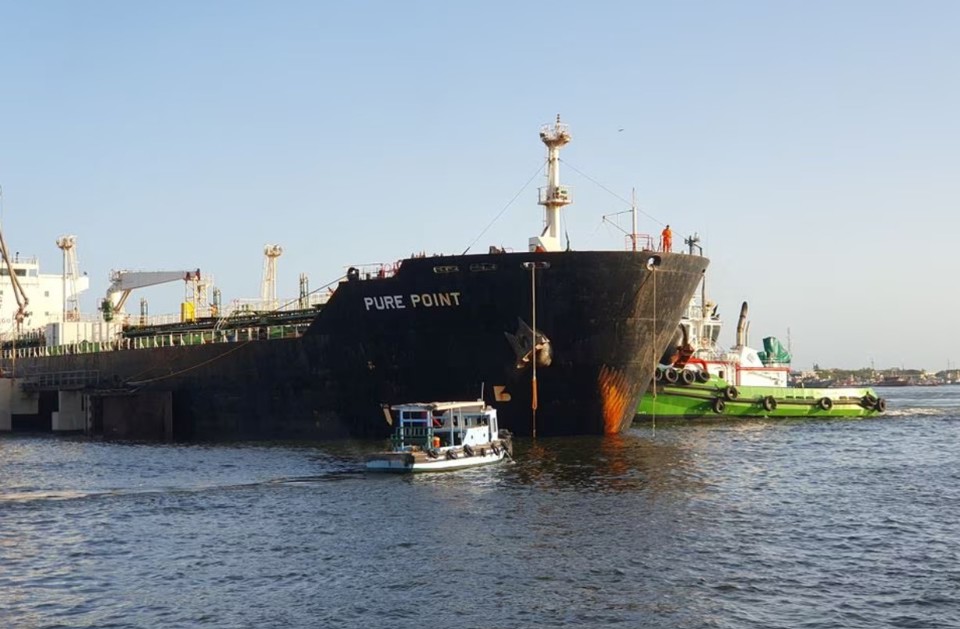Một t&agrave;u chở dầu th&ocirc; của Nga cập cảng Karachi, Pakistan, h&ocirc;m 11/6. Ảnh: Reuters
