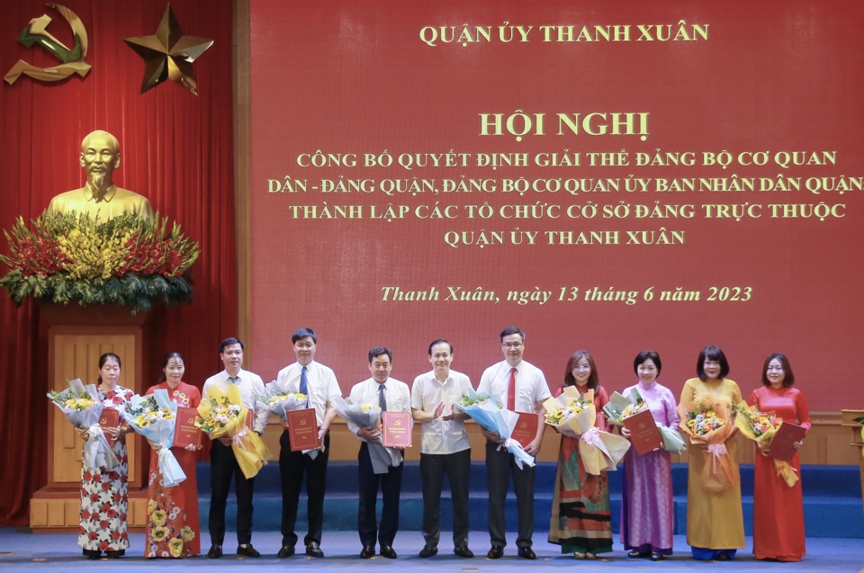 L&atilde;nh đạo quận Thanh Xu&acirc;n trao quyết định th&agrave;nh lập c&aacute;c chi bộ cơ sở trực thuộc Quận ủy Thanh Xu&acirc;n