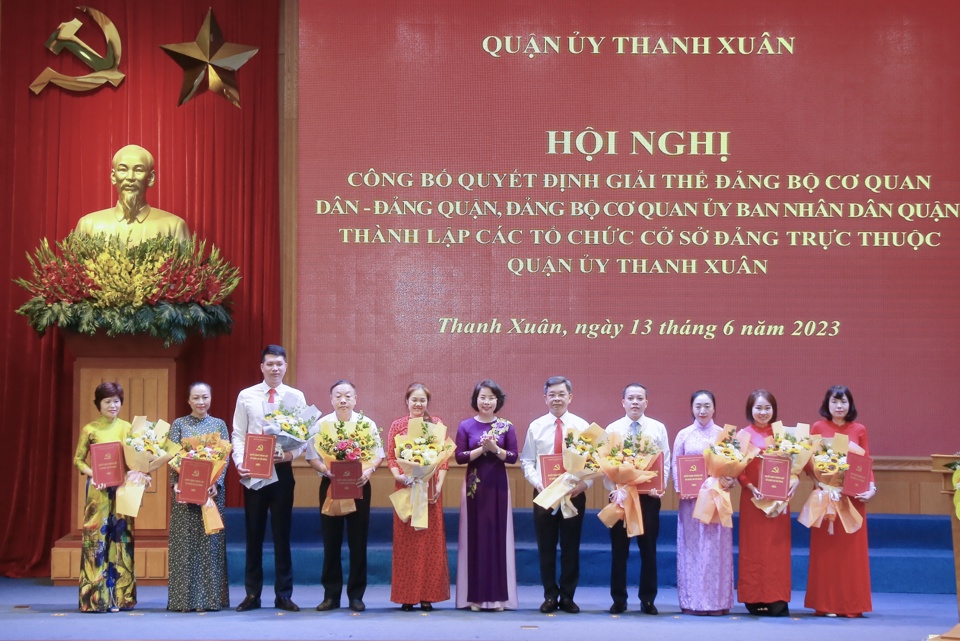 B&iacute; thư Quận ủy Thanh Xu&acirc;n B&ugrave;i Huyền Mai trao quyết định th&agrave;nh lập c&aacute;c chi bộ cơ sở trực thuộc Quận ủy Thanh Xu&acirc;n