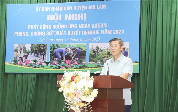 Ph&oacute; Chủ tịch UBND huyện Gia L&acirc;m Nguyễn Đức Hồng ph&aacute;t biểu tại Lễ ph&aacute;t động.
