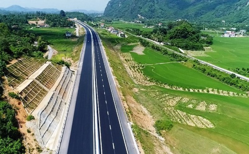 Đầu tư cao tốc H&ograve;a B&igrave;nh - Mộc Ch&acirc;u giai đoạn 1 quy m&ocirc; 2 l&agrave;n xe. &nbsp;