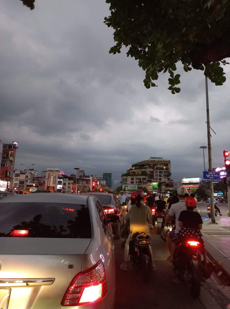 Trời tối sầm l&uacute;c 18 giờ 30 tại H&agrave; Nội. Ảnh:FB Nguyễn Ngọc Dung