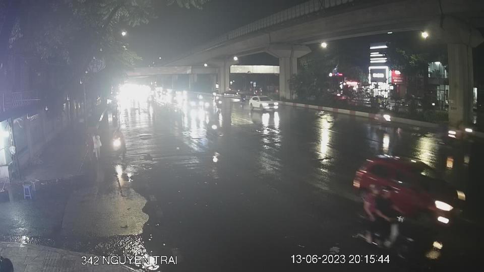 Đường Nguyễn Tr&atilde;i mưa nhưng kh&ocirc;ng ngập.&nbsp;