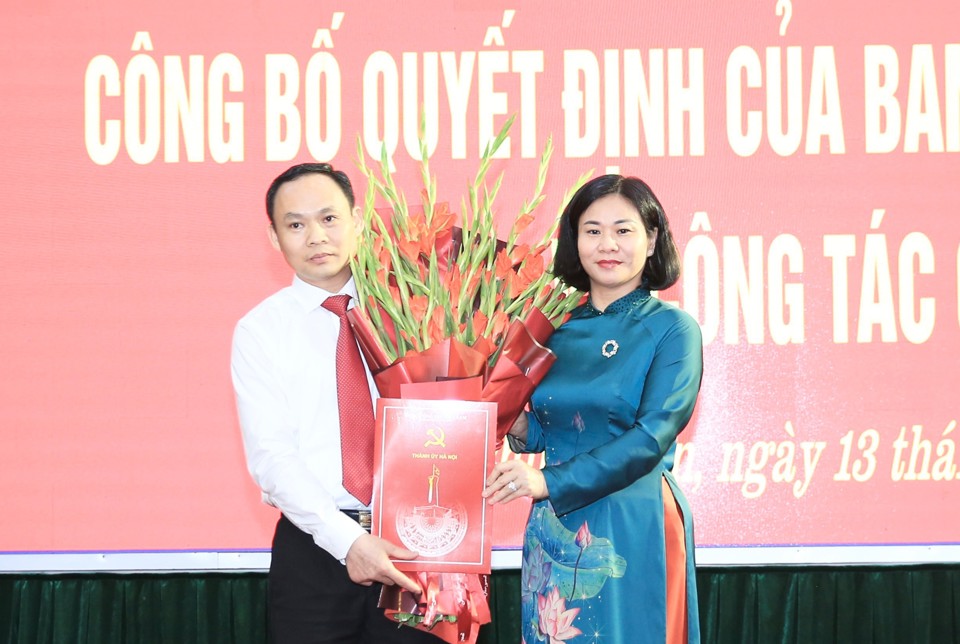 Ph&oacute; B&iacute; thư Thường trực Th&agrave;nh ủy Nguyễn Thị Tuyến trao quyết định cho&nbsp;&ocirc;ng L&ecirc; Văn B&iacute;nh.