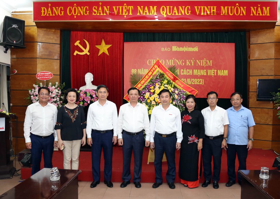 B&iacute; thư Th&agrave;nh ủy Đinh Tiến Dũng c&ugrave;ng c&aacute;c đồng ch&iacute; l&atilde;nh đạo th&agrave;nh phố ch&uacute;c mừng&nbsp;b&aacute;o H&agrave;nộimới.