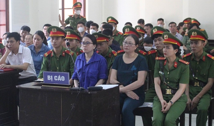 Bị c&aacute;o L&ecirc; Thị Dung Dung (&aacute;o xanh) v&agrave; bị c&aacute;o Hương (&aacute;o t&iacute;m) tại phi&ecirc;n x&eacute;t xử ph&uacute;c thẩm.