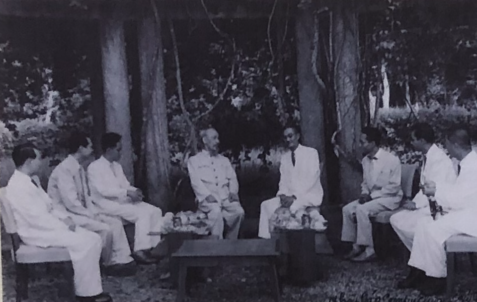 Chủ tịch Hồ Ch&iacute; Minh v&agrave; Hội trưởng Xu&acirc;n Thuỷ tiếp c&aacute;c nh&agrave; b&aacute;o Campuchia, khoảng năm 1958. Ảnh tư liệu.