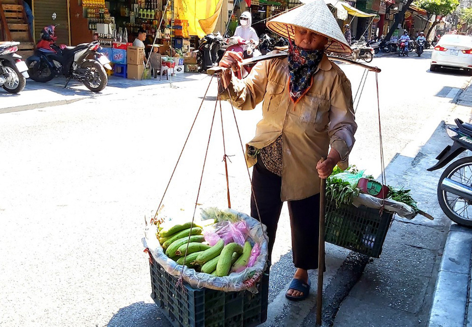 C&aacute;c chuy&ecirc;n gia nhận định, việc ph&aacute;t triển lao động khu vực phi ch&iacute;nh thức tham gia BHXH tự nguyện l&agrave; hết&nbsp;sức kh&oacute; khăn, nhưng kh&ocirc;ng phải l&agrave; kh&ocirc;ng thể