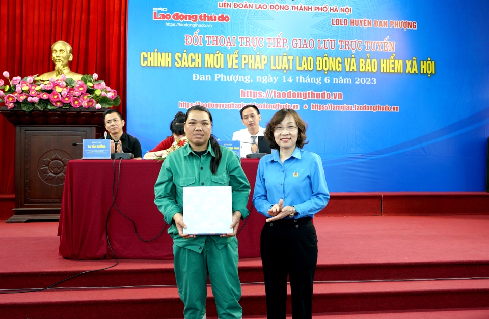 Chủ tịch LĐLĐ huyện Đan Phượng Nguyễn Thị Thủy tặng qu&agrave; cho người lao động trả lời đ&uacute;ng c&acirc;u hỏi giao lưu.