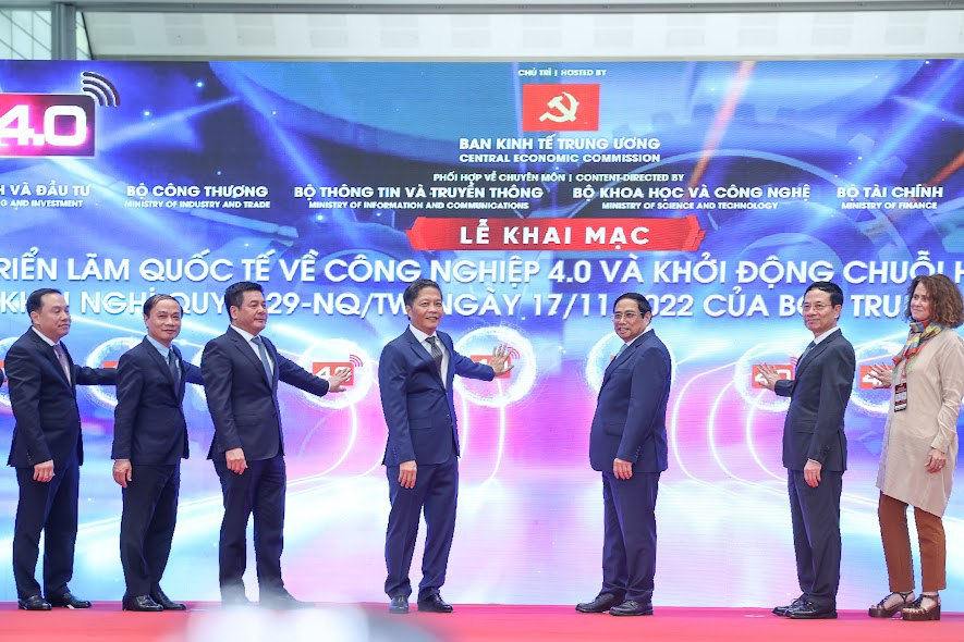 Thủ tướng Phạm Minh Ch&iacute;nh v&agrave; c&aacute;c đại biểu khai mạc Triển l&atilde;m Quốc tế về C&ocirc;ng nghiệp 4.0 năm 2023.