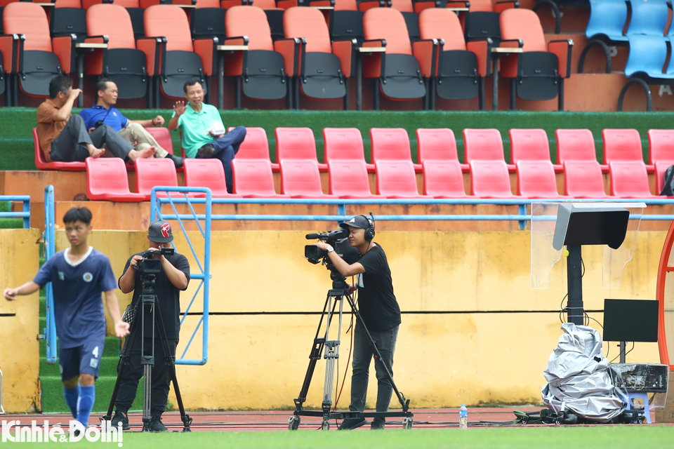 Cận cảnh các trọng tài Việt Nam thực hành VAR tại sân Hàng Đẫy - Ảnh 4