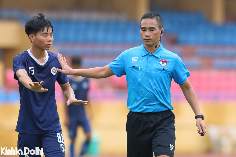 Theo lộ tr&igrave;nh, c&aacute;c trọng t&agrave;i tiếp tục ho&agrave;n th&agrave;nh bước đ&agrave;o tạo, đảm bảo mỗi trọng t&agrave;i đều phải tham gia đ&agrave;o tạo tại một trận đấu kh&ocirc;ng ch&iacute;nh thức. To&agrave;n bộ qu&aacute; tr&igrave;nh thực h&agrave;nh đều được được ghi h&igrave;nh (cả ngo&agrave;i s&acirc;n lẫn trong xe VAR) v&agrave; gửi về FIFA h&agrave;ng ng&agrave;y.&nbsp;