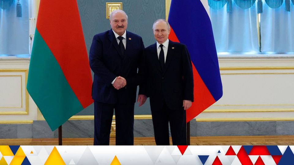 Tổng thống Belarus Alexander Lukashenko v&agrave; Tổng thống Nga Vladimir Putin. Ảnh: AP