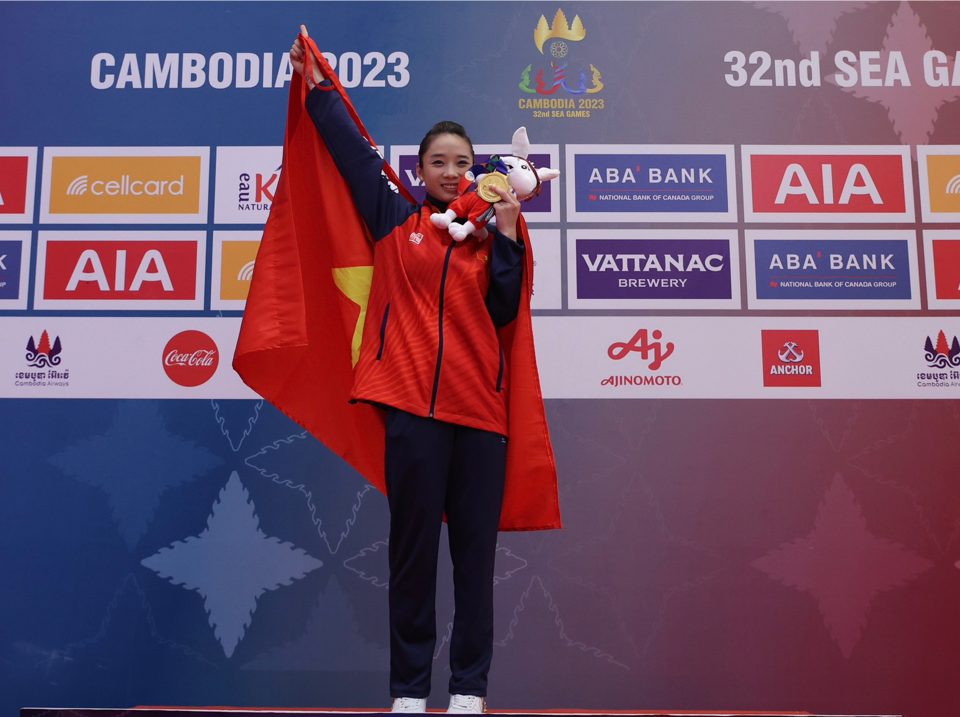 V&otilde; sĩ Dương Thu&yacute; Vi gi&agrave;nh HCV đầu ti&ecirc;n cho wushu Việt Nam tại SEA Games 32. Ảnh: Ho&agrave;ng Linh