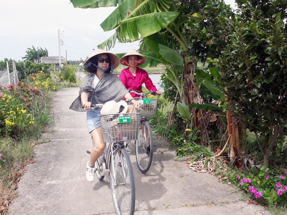 Kh&aacute;ch du lịch tham quan Cồn Chim (Tr&agrave; Vinh). Ảnh: Ho&agrave;i Nam