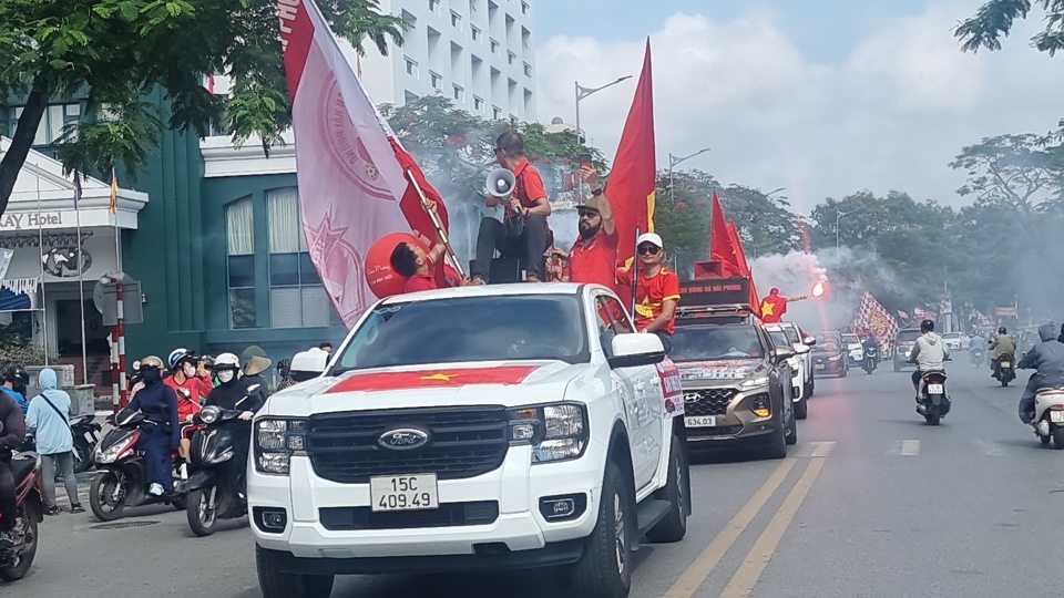 D&agrave;n xe đẹp cổ động cho đội tuyển Việt Nam. Ảnh Vĩnh Qu&acirc;n