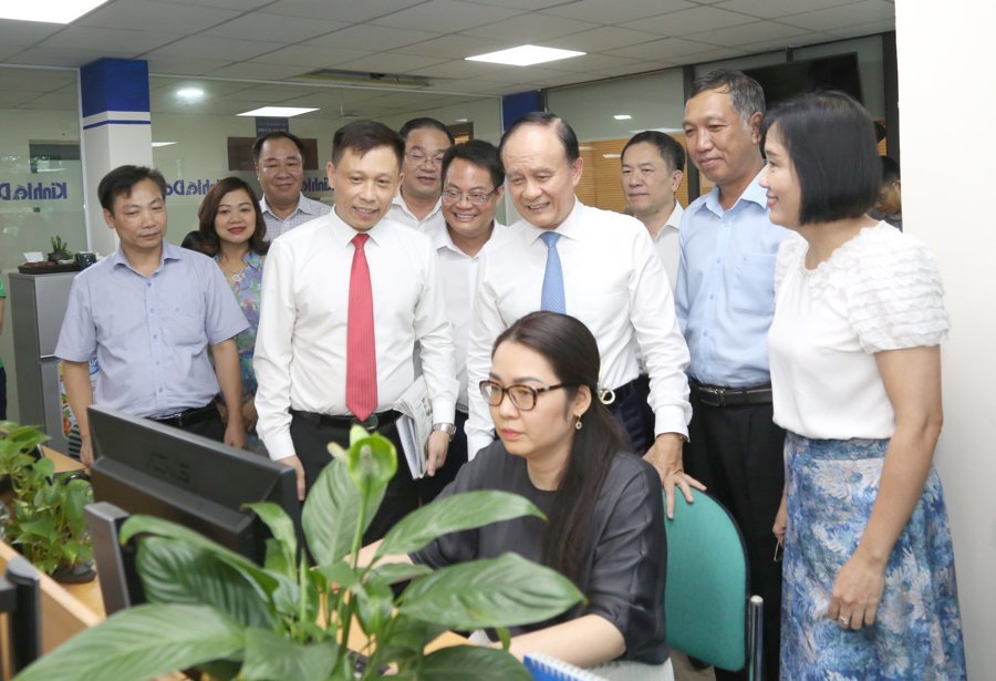 Chủ tịch HĐND th&agrave;nh phố Nguyễn Ngọc Tuấn tham quan Ban Điện tử, B&aacute;o Kinh tế &amp; Đ&ocirc; thị