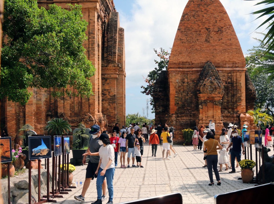 Kh&aacute;ch du lịch tham quan Th&aacute;p B&agrave; Ponagar (Nha Trang). Ảnh: Ho&agrave;i Nam