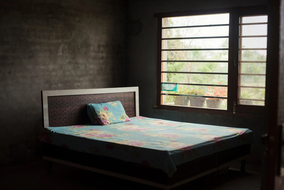 Chỉ c&ograve;n một chiếc gối của c&ocirc; Kaur tr&ecirc;n chiếc giường đ&ocirc;i tại nh&agrave; chồng ở ng&ocirc;i l&agrave;ng Pujab, Ấn Độ. Nguồn: The New York Times