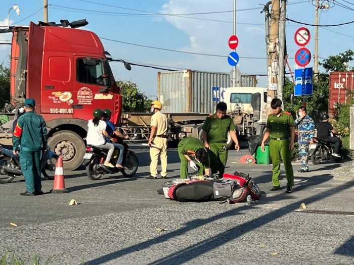 Tai nạn giao thông ngày 15/6/2023: Hai thanh niên tử vong cạnh xe máy - Ảnh 3