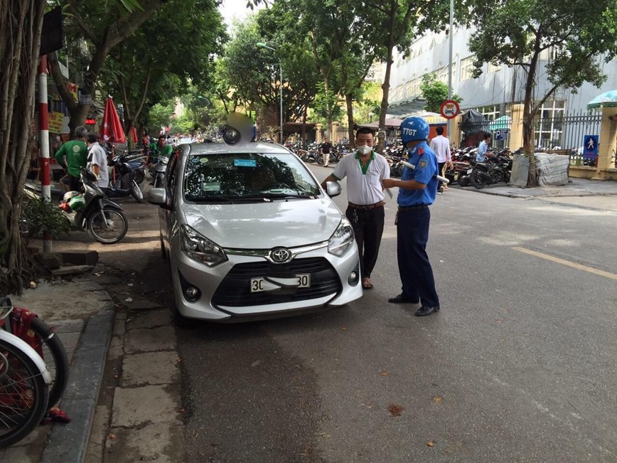 Thanh tra Sở GTVT kiểm tra hoạt động taxi tr&ecirc;n địa b&agrave;n TP H&agrave; Nội.