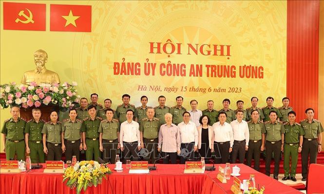 Tổng B&iacute; thư Nguyễn Ph&uacute; Trọng, Chủ tịch nước V&otilde; Văn Thưởng, Thủ tướng Phạm Minh Ch&iacute;nh c&ugrave;ng c&aacute;c đồng ch&iacute; l&atilde;nh đạo Đảng, Nh&agrave; nước với c&aacute;c đồng ch&iacute; trong Đảng ủy C&ocirc;ng an Trung ương dự hội nghị. Ảnh: Tr&iacute; Dũng/TTXVN