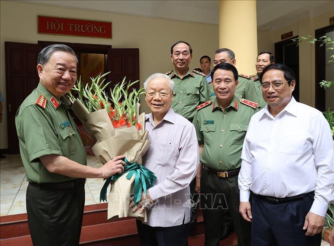 Đại tướng T&ocirc; L&acirc;m, Ủy vi&ecirc;n Bộ Ch&iacute;nh trị, B&iacute; thư Đảng ủy C&ocirc;ng an Trung ương, Bộ trưởng Bộ C&ocirc;ng an tặng hoa Tổng B&iacute; thư Nguyễn Ph&uacute; Trọng. Ảnh: Tr&iacute; Dũng/TTXVN