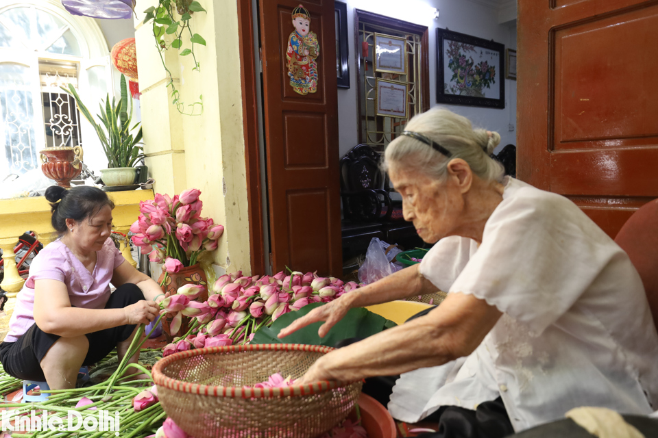 Hiện nay con g&aacute;i b&agrave; Dần l&agrave; b&agrave; Ng&ocirc; Thị Th&acirc;n (sinh năm 1956) đ&atilde; quyết định qua trở lại để kế nghề m&agrave; người mẹ đ&atilde; x&acirc;y dựng, n&iacute;u giữ gần 1 thế kỷ.