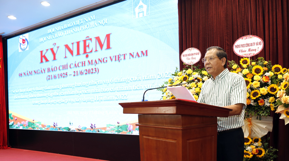 Chủ tịch Hội Nh&agrave; b&aacute;o th&agrave;nh phố H&agrave; Nội T&ocirc; Quang Ph&aacute;n ph&aacute;t biểu tại hội nghị.
