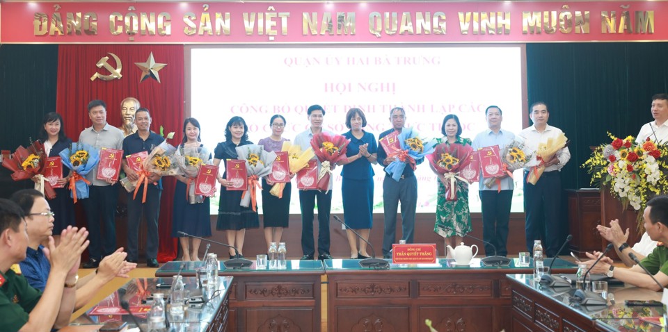 Ủy vi&ecirc;n Ban Thường vụ Quận ủy, Ph&oacute; Chủ tịch UBND quận Hai B&agrave; Trưng Nguyễn Thị Thu Hiền tặng hoa ch&uacute;c mừng c&aacute;c chi bộ&nbsp;Khối ph&ograve;ng, ban, ng&agrave;nh thuộc UBND quận