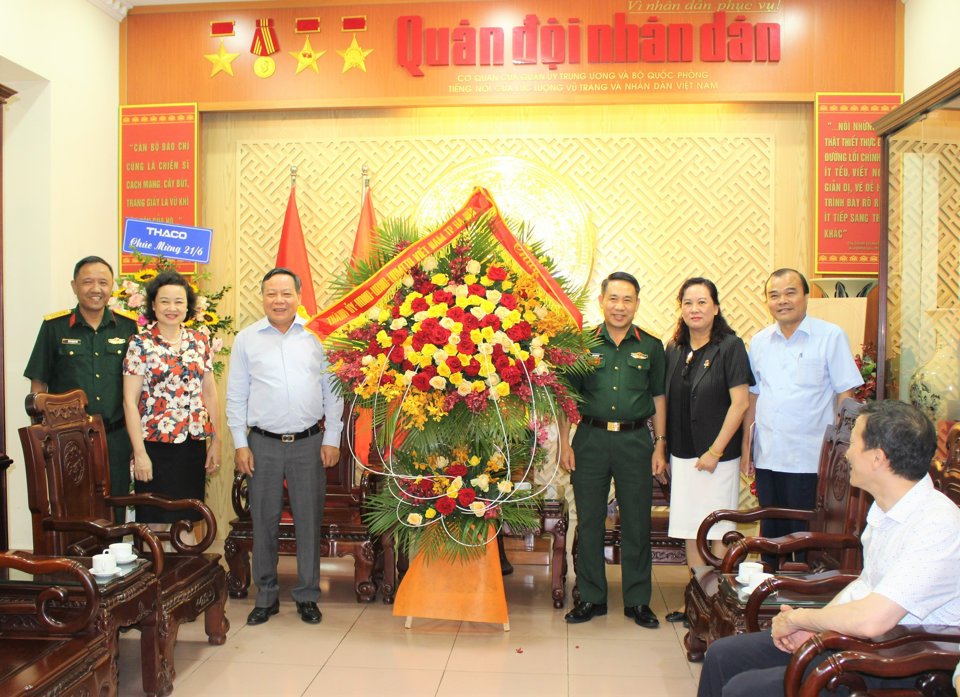 Ph&oacute; B&iacute; thư Th&agrave;nh ủy Nguyễn Văn Phong thăm, ch&uacute;c mừng B&aacute;o Qu&acirc;n đội Nh&acirc;n d&acirc;n.