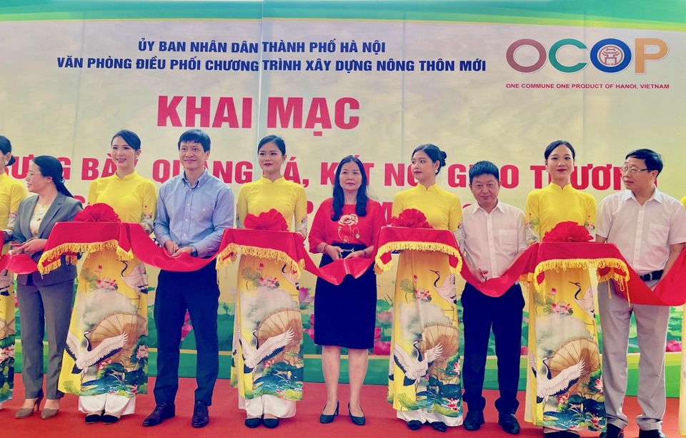 Đại biểu cắt băng khai mạc khu trưng b&agrave;y, giới thiệu sản phẩm OCOP tại Cung Văn ho&aacute; Hữu nghị Việt X&ocirc;.