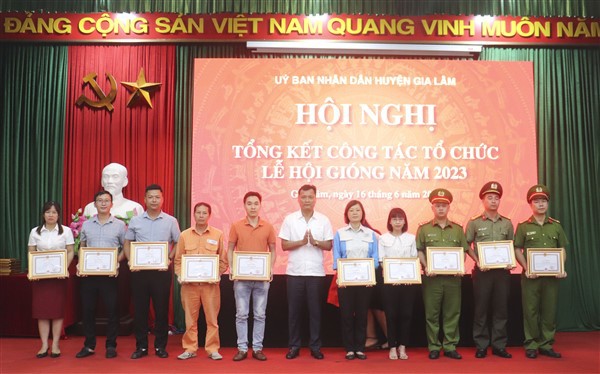 Khen thưởng c&aacute;c tập thể, c&aacute; nh&acirc;n&nbsp;c&oacute; nhiều th&agrave;nh t&iacute;ch trong c&ocirc;ng t&aacute;c tổ chức Lễ hội Gi&oacute;ng.