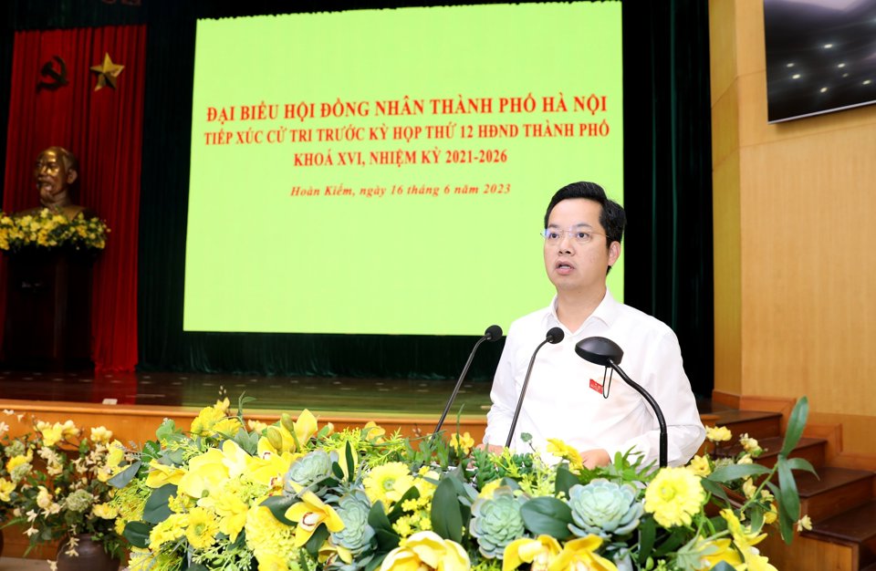 Chủ tịch HĐND quận Ho&agrave;n Kiếm Vũ Đăng Định ph&aacute;t biểu tại hội nghị