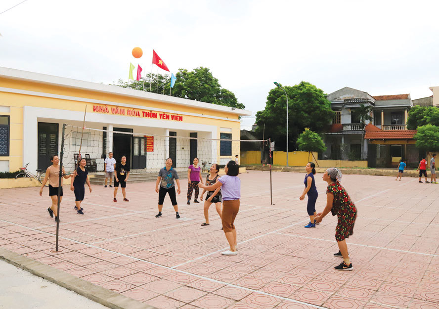 Người dân chơi thể thao tại khuôn viên Nhà Văn hóa thôn Yên Viên (xã Yên Viên, huyện Gia Lâm). Ảnh: Công Hùng