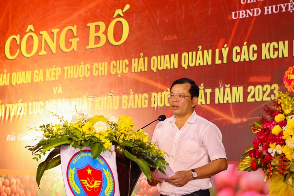 &Ocirc;ng Phan Thế Tuấn - Ph&oacute; Chủ tịch UBND tỉnh Bắc Giang ph&aacute;t biểu tại lễ c&ocirc;ng bố quyết định th&agrave;nh lập Đội Nghiệp vụ Hải quan Ga li&ecirc;n vận K&eacute;p v&agrave; tổ chức xuất h&agrave;nh vận chuyển vải thiều Lục Ngạn xuất khẩu bằng đường sắt.&nbsp;&nbsp;