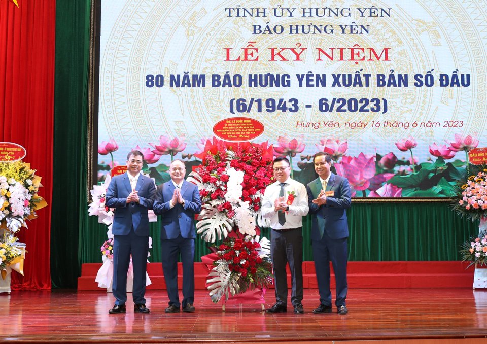 Đồng ch&iacute; L&ecirc; Quốc Minh, Ủy vi&ecirc;n Trung ương Đảng, Tổng Bi&ecirc;n tập B&aacute;o Nh&acirc;n D&acirc;n, Ph&oacute; Trưởng Ban Tuy&ecirc;n gi&aacute;o Trung ương, Chủ tịch Hội Nh&agrave; b&aacute;o Việt Nam tặng lẵng hoa ch&uacute;c mừng B&aacute;o Hưng Y&ecirc;n. Ảnh: Khắc Ki&ecirc;n